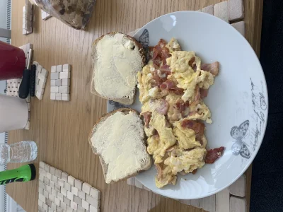 TullamoreD - Śniadanie do oceny 

Jajka z bekonem i dwie kromeczki chleba z Dynią 
...
