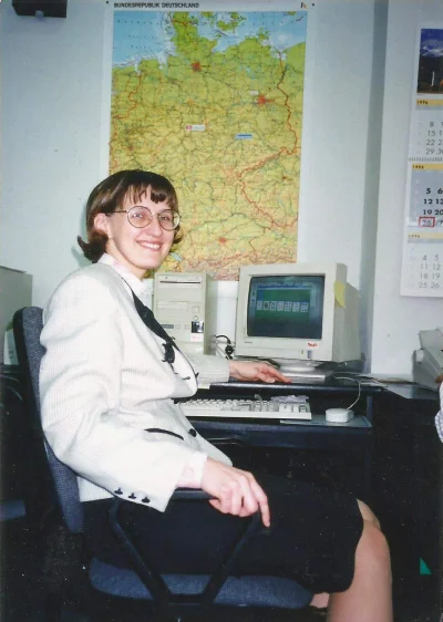 myszczur - Moja mama w 1996 roku. W tle komputer Optimus z Win 3.11, ale co tam jest ...