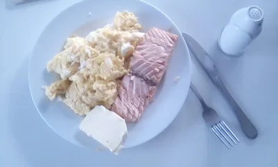 anonymous_derp - Dzisiejsze postne śniadanie: Duszony filet łososiowy, jajecznica z 6...