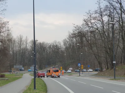 Kapsula - Stoją na bombach służby i blokują drogę do parkingu, a a tle macie auta pod...