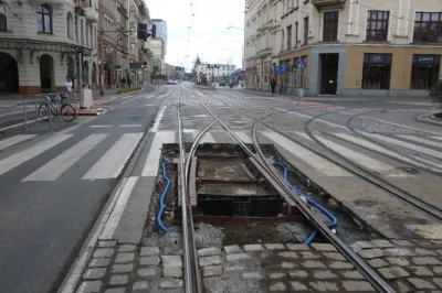 mroz3 - W nocy z piątku na sobotę do niezabezpieczonego wykopu w torowisku tramwajowy...