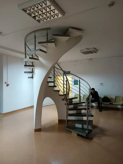 wigr - Schody w szpitalu w Otwocku są dość oryginalne... 
[FOTO]
#budownictwo #hehe...