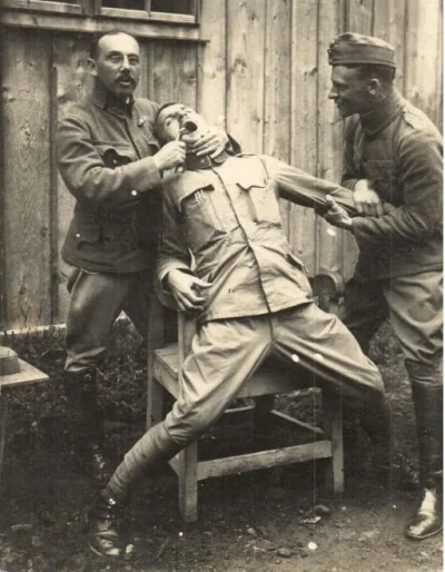 myrmekochoria - Austro - Węgierski żołnierz u polowego dentysty, I wojna światowa.

...