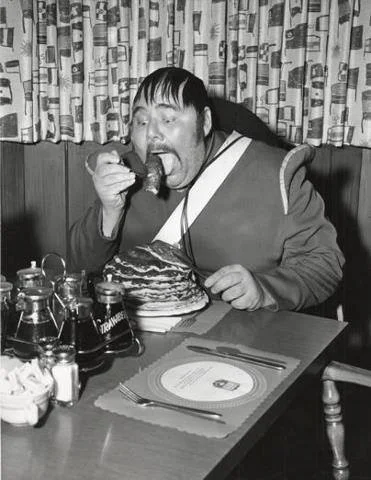 rafkit - Rzadkie zdjęcie przedstawiające młodego Garcię spożywającego placki ziemniac...