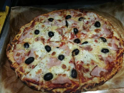 dzevrah - #pizza #gotujzwykopem
szynka, mozzarella, czarne oliwki i oregano