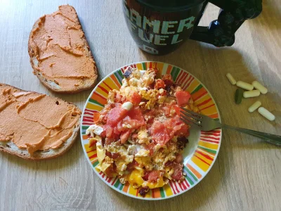 Kruszyn99 - Jak tam w #koronawirus ja to sobie śniadanko w domu jem #sniadanie #gotow...