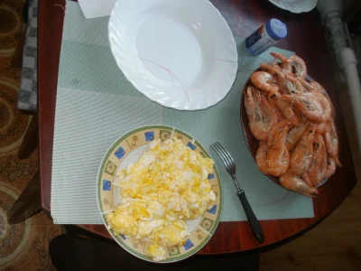 anonymous_derp - Dzisiejszy postny obiad: Gotowane krewetki, jajecznica z 6 jaj na ma...