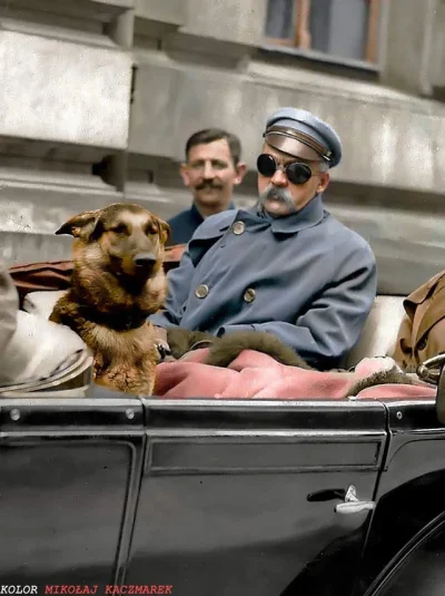 pcstud - Józef Piłsudski ze swoim psem o imieniu Pies podczas wyprawy do Sulejówka, W...
