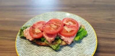 acidd - ahhh canned tourist sandwich with tomato and salads ( ͡° ͜ʖ ͡°) I really like...