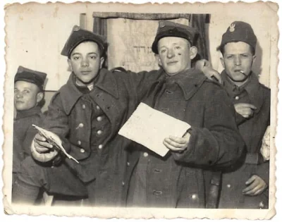Unifokalizacja - Żołnierze żydowscy z kawałkami macy w czasie święta Pesach, wiosna 1...