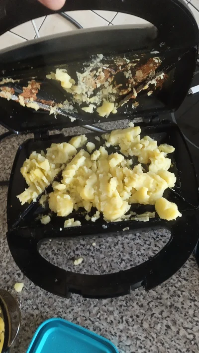 MorenkaKnight - To chyba nie był najlepszy pomysł żeby robić ziemniaki w tostrze...
#...