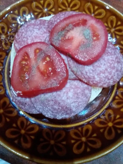 M.....k - Bułka z salami i pomidorem 


#pawelczniesiegastro