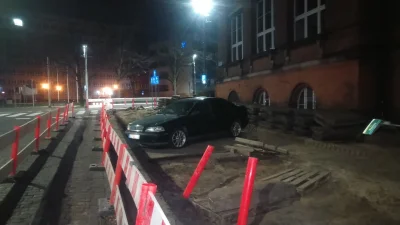 Persilwgelu - Samotnie gniazdujące volvo pod budynkiem starej chemii
#szczecin