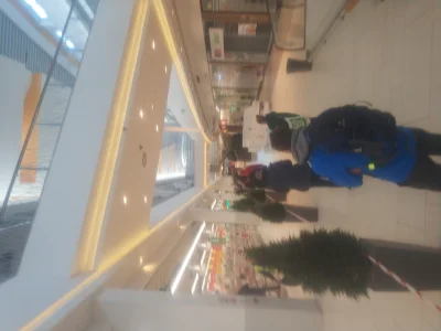 Amade - Auchan Bronowice Od drugiej strony tak samo. A ludzie #!$%@? wchodzą w parach...