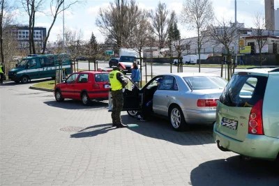 DOgi - W takiej pozycji rozmawiali z kierowcami. Żeby im napluć na twarz?