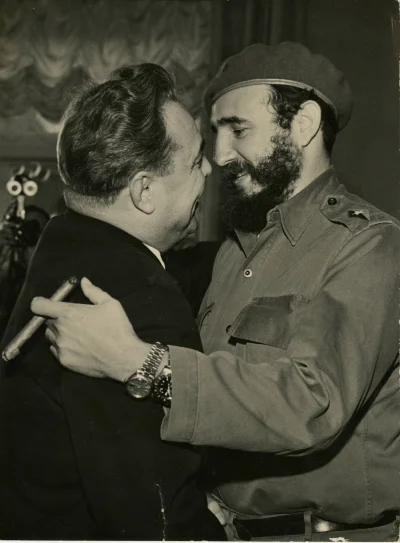Z.....y - Fidel Castro (pierwszy sekretarz Komunistycznej Partii Kuby) obejmuje Leoni...