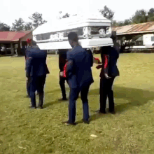 pikadonis - @jakkenibarbinaimprezewpadli: to sa panowie od Coffin Dance, ktorzy po pr...
