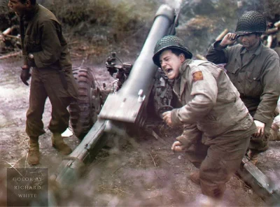 wojna - Amerykański artylerzysta z 90. Dywizji, ostrzeliwuje wycofujących się żołnier...