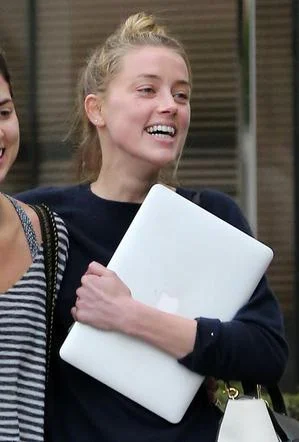 Dol_Guldur - @dajeplusy: Amber Heard z jej syndromem zrobionych zębów.