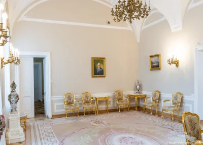 lucer - Sala Biała jest jedną z najważniejszych sal w Pałacu.W sali znajdują się wazy...