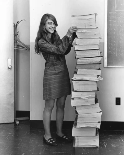 sropo - Margaret Hamilton, inżynier oprogramowania programu Apollo, wraz z księgami k...