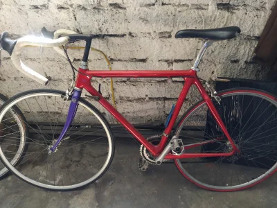 Rouksa - #rower #szosa
Mirki wiecie może co to za rower? Dostałem od wujka ma z 20 l...