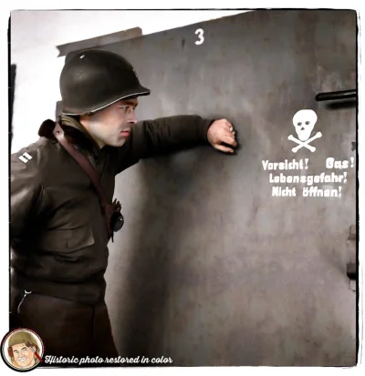 wojna - Amerykański żołnierz spogląda na drzwi komory gazowej w nazistowskim obozie k...