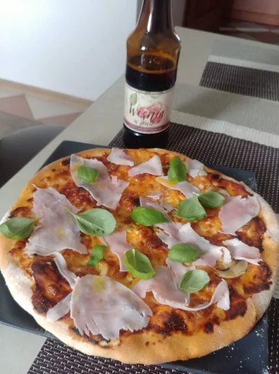 czarrny - Pierwsza pizza na kamieniu, mega zajebista w smaku ( ͡º ͜ʖ͡º)
#pizza #jedze...