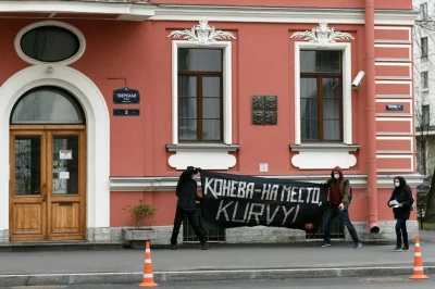 szurszur - Pikieta Rosjan pod czeskim konsulatem w Petersburgu przeciwko usunięciu po...