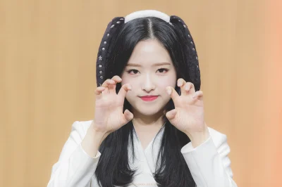 XKHYCCB2dX - #oliviahye #loona 
#koreanka