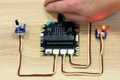 Forbot - Umiemy już ułożyć program dla micro:bita, który korzysta z diod i przycisków...