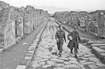 myrmekochoria - Nowozelandzcy żołnierze w Pompejach, 1945. 

#starszezwoje - tag ze...