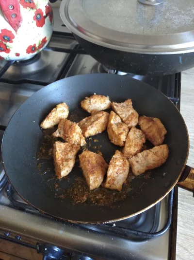 kjut_dziewczynka - Smażę mięso sojowe

(Przepołowione kotlety sojowe w przyprawie gyr...
