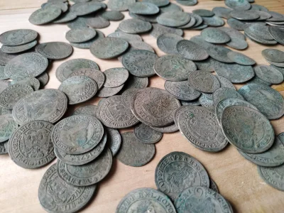 Zwiadowca_Historii - Skarb blisko 200 srebrnych monet odkrytych podczas kopania szamb...