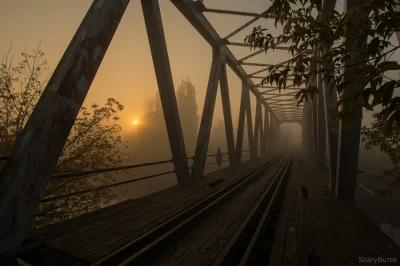 nightmeen - Nieczynny most kolejowy na Kanale Żerańskim w Warszawie, we mgle. Zdjęcie...