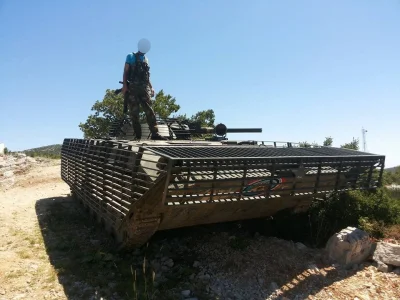 AFERPOL - Ktoś wie dlaczego stosuje się taką zabudowę czołgów? #syria #wojsko