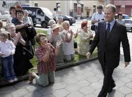 Neuro_Pejczyk - KLENKAJCIE NARODY. DZIS MA ÓRODZINY WJELGI CZŁOWIEG
Donald Francisze...