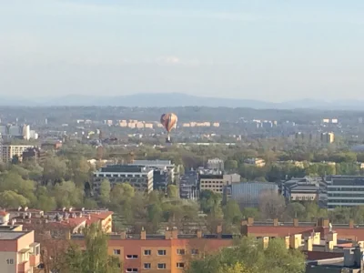 Yetoslav - Hej Kraków. Co robi dzisiaj balon na niebie w okolicach Comarchu? #krakow