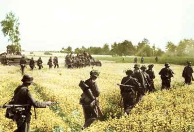 wojna - Wojska niemieckie posuwają się naprzód w trakcie „Operacji Barbarossa”, front...