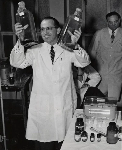 myrmekochoria - Jonas Edward Salk (1914-1995) w laboratorium. Salk stworzył szczepion...