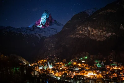 Artktur - Dzisiaj od 23:20 do 23:40 Matterhorn na biało - czerwono. Wszystko w ramach...