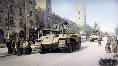 wojna - Niemieckie czołgi Panzer V "Pantera" z 23. Dywizji Pancernej na ulicach Debre...