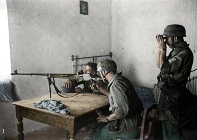 wojna - Niemiecki zespół strzelców spadochronowych z karabinem przeciwpancernym Pz.B....