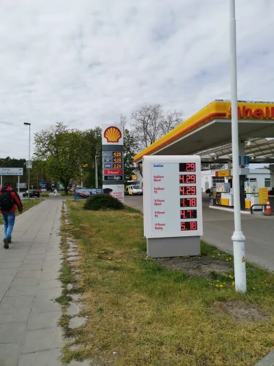 Black_Commodore - Zdjęcie przedstawia aktualne ceny paliw w Świnoujściu. Granica zamk...