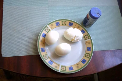 anonymous_derp - Dzisiejsze śniadanie: Trzy jajka na prawie-twardo, sól.

Do czarno...