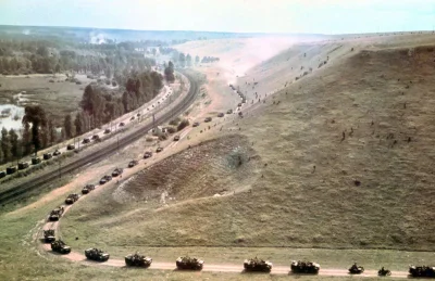 wojna - Zmechanizowana kolumna 7. Dywizji Pancernej, dowodzona przez Generała-majora ...