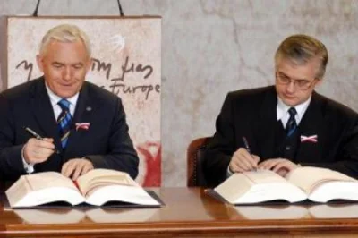 mucher - @Thon: Jarosław i Lech Kaczyńscy podpisują traktat akcesyjny, rok 2004, kolo...