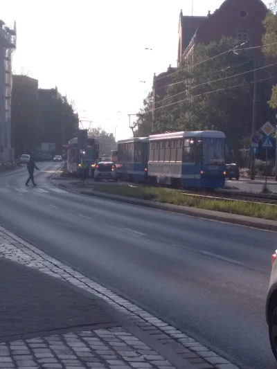 mroz3 - >Wypadek na Sienkiewicza, na wysokości Świętokrzyskiej. 9 i 17 w stronę Sępol...