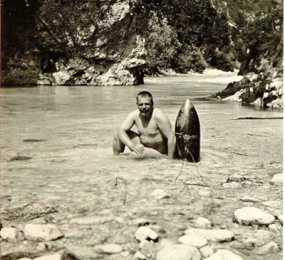 myrmekochoria - Austro - Węgierski żołnierz obok niewybuchu w rzece Isonzo, 1916 rok
...