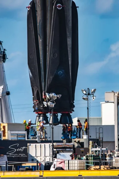 ahura_mazda - Falcon 9, który czwarty raz powrócił na ziemię, już ze złożonymi nogami...